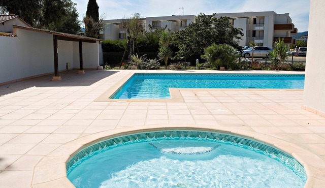 Vue la mer! Appart climatisé, Piscine + Amarrage