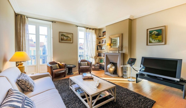 VUE MAGENTA AP4188 by Riviera Holiday Homes