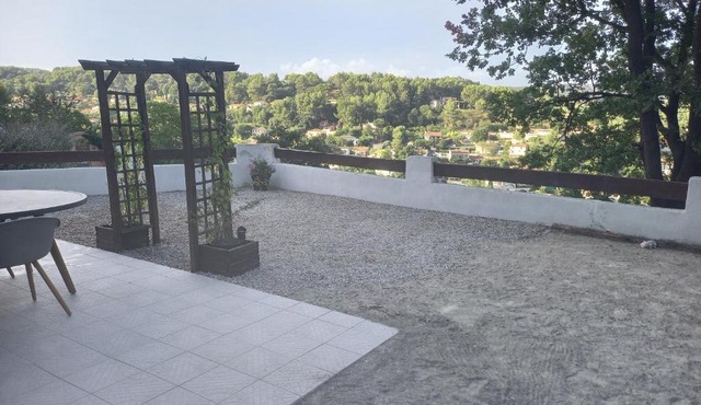 Vue magnifique, jardin et petit cocon en provence