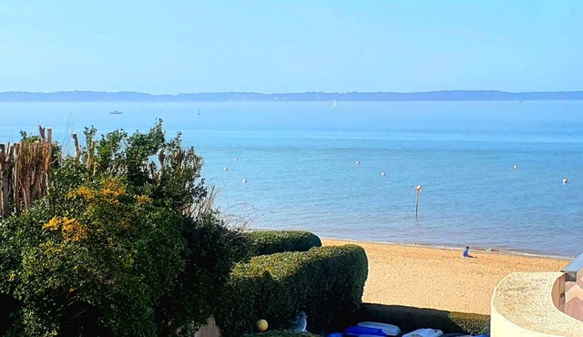 Vue mer Arcachon Pereire. T1 bis sur la Plage. Tout Confort, Parking, Wifi, etc