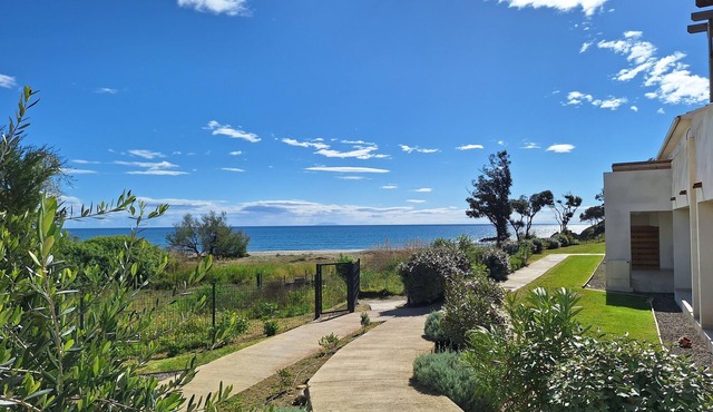 Vue mer et Accès Direct à la Plage de Sable fin !