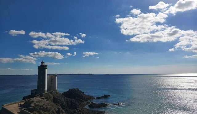 Vue mer Face aux Fêtes Maritimes, Accès Plage