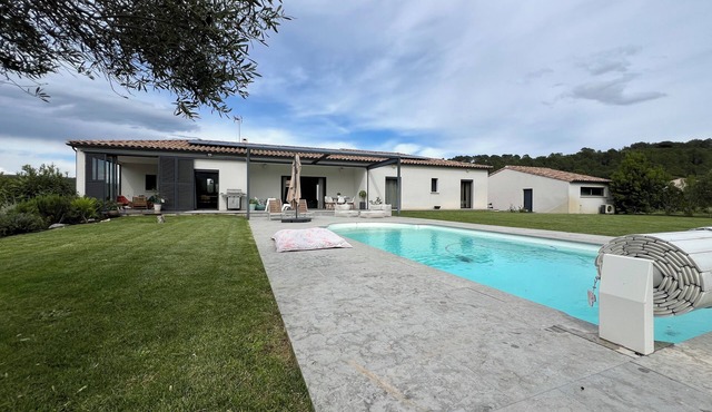 Vue sur Château, Piscine Chauffée, 30minutes Plage de Camargue, 10 Couchages