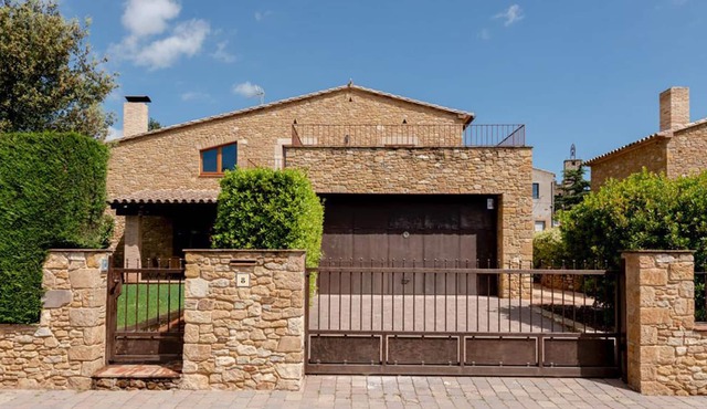 Vulpellac House. Garden and private pool
