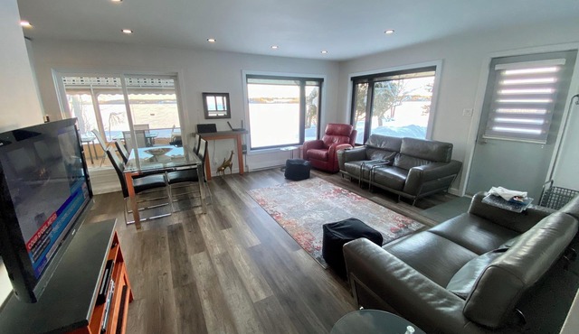 Waterfront Chalet du Havre, 4 bedrooms, 2 bathrooms, covered terrace!