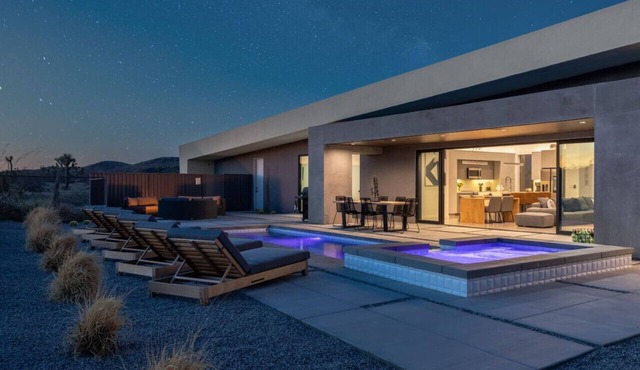 W House: Luxe Near Park Heated Pool & Spa