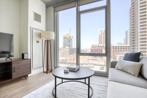 W Loop Studio w Deck Pool Gym 3 blocks to L CHI-644