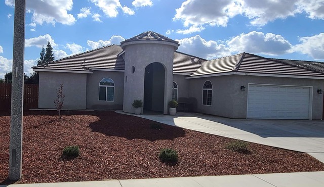 W Vine Villa (5B/3B/CustomBuiltHome)