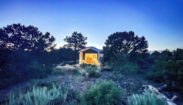 W-W: Lupine Cabin, Tiny Home in Glamping Villa