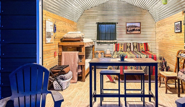 W-W: Primrose Cabin, Glamour Camping in Tiny Home Glamping Villa