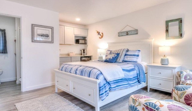 W4 - Blue - Whale Inn Pet Friendly Studio