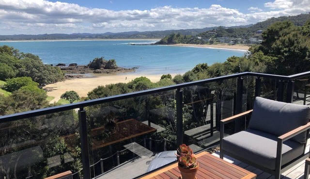 W91: Stylish, modern, beach views, 100m to the beach