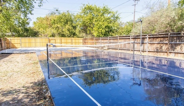 Waco family stay w/pickle ball court