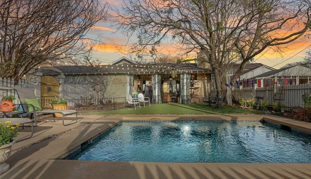 {Waddill Cottage} Historic Downtown McKinney charming Craftsman with pool