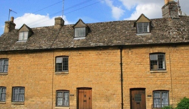 WADHAM COTTAGE, pet friendly, with a garden in Bourton-On-The-Water