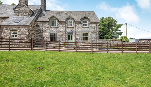 WAEDOG BACH, romantic, character holiday cottage in Rhos-Y-Gwaliau