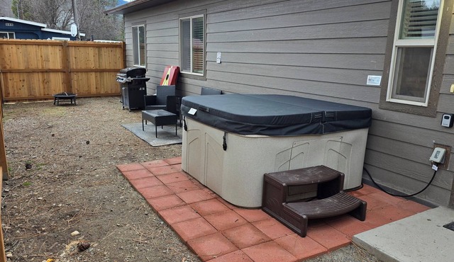 Waffle Cottage Bed & Breakfast ❤ FREE Minigolf ❤ Hot Tub ❤ Fenced Yard