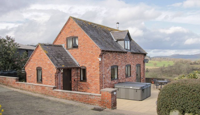 WAGGONERS COTTAGE, family friendly, with hot tub in Garthmyl