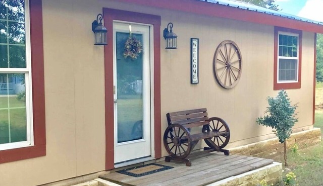 Wagon Wheel Cottage 10 Miles from Silos, Magnolia & Baylor