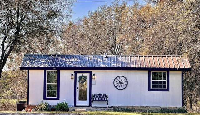 Wagon Wheel Cottage Couples Getaway in the Country