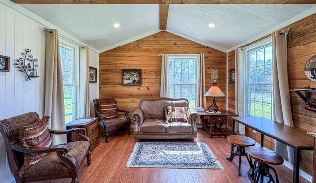 Wagon Wheel Cottage Couples Getaway in the Country