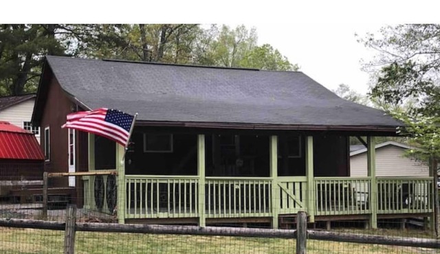 Wagon Wheel Cottage:Pet Friendly Cabin at Pipestem