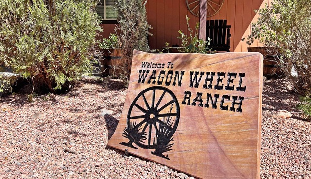 Wagon Wheel Ranch close to DVNP with hot tub and cowboy pool