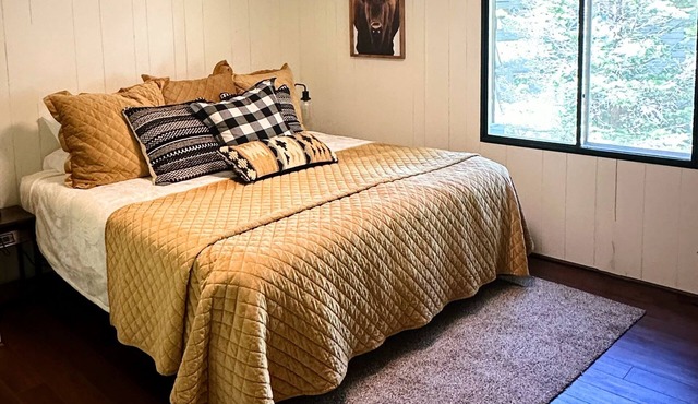 Wagon Wheel Retreat– Family Cabin Near Yellowstone with KING BED & DOG FRIENDLY