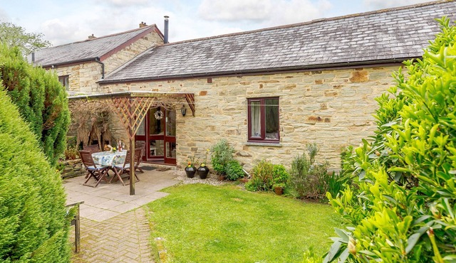 WAGTAIL COTTAGE, family friendly, with open fire in East Taphouse