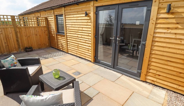 WAGTAIL COTTAGE, pet friendly, with a garden in Sutton-On-Sea