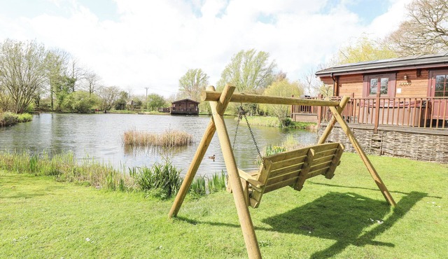 WAGTAIL LODGE, with hot tub in Badwell Ash