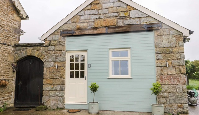 WAGTAIL NEST, NORTHFIELD COTTAGE, pet friendly in Scalby