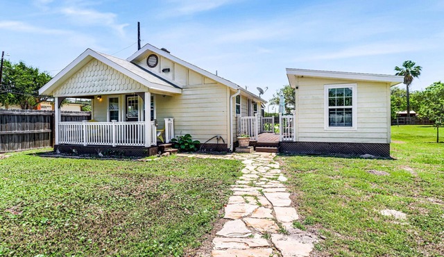 Wahini wave- 2 bed 1 bath, huge yard, screened porch, near the boat ramp