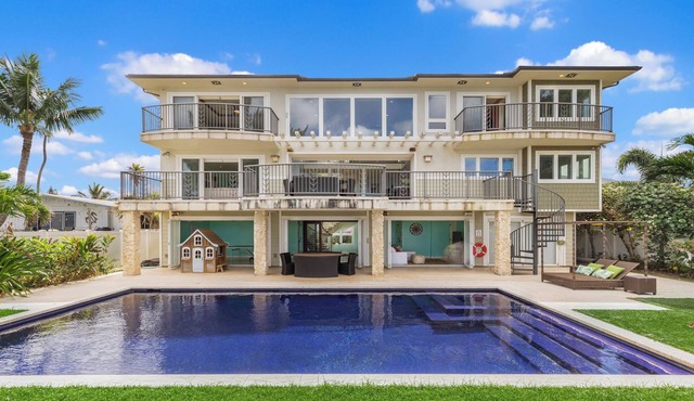 Waialua Beachfront Estate: Ocean Views w/Private Pool/Cabana! Steps to Beach