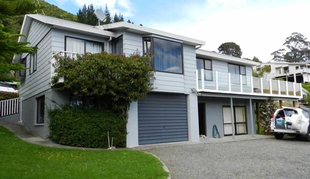 Waikawa beach view house with free wifi