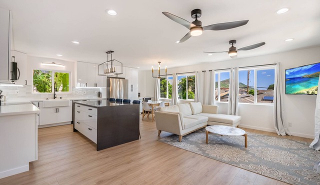 Waikiki and Diamond Head Views with Modern 3Bed/2Bath