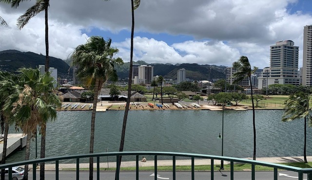 Waikiki Apartment sleeps 5 parking included