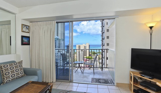 Waikiki Ocean View Suite! Free Parking, Full Kitchen, 5-min walk to beach!