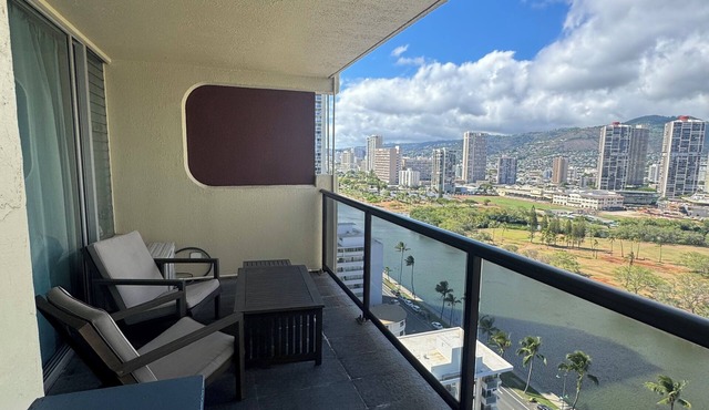 Waikiki Studio high rise views free onsite parking