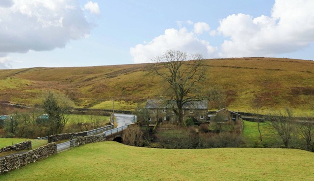 WAIN WATH COTTAGE, pet friendly, character holiday cottage in Muker