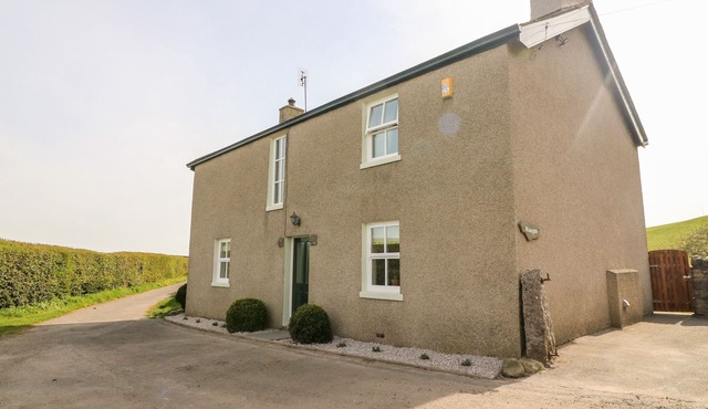 WAINGATE COTTAGE, pet friendly, with open fire in Flookburgh