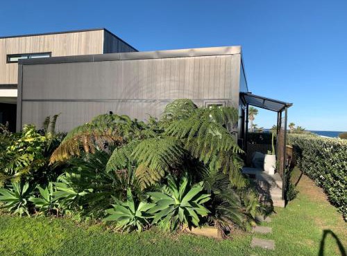 Wainui Beach studio - 2 minutes walk to beach