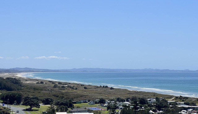 Waipu Cove Beach Bach, stunning ocean views and 5 mins walk to the beach