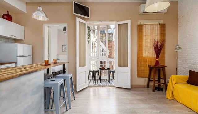 Wake in a luminous, chic and ideally located flat, surrounded by the magic of Barcelona