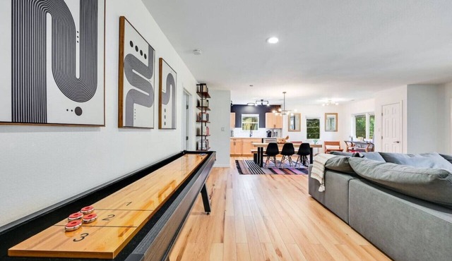 `Wake Point- Walk to Lake, Shuffleboard, Pet Friendly!