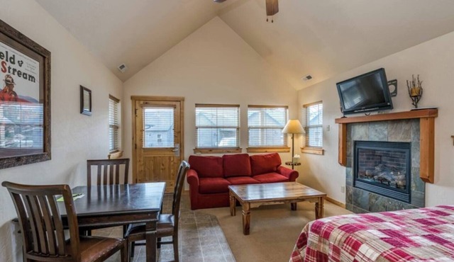 Wake up happy at "Sunny Side Up", a bright studio bungalow in Dover Bay. Perfect for couples near the lake, trails, and resort fun!