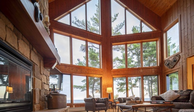 Wake Up on Lake Superior's Shore,Private Beach,4BR