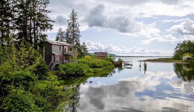 Wake up right on the water at this cozy riverfront escape. Step onto the deck, sip your coffee, watch the river roll by, and unplug. Peaceful, private, and perfect for slowing down, spotting wildlife, and soaking up true waterfront living.