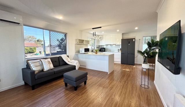 Wake up to Mountain Vista|3BR Light-filled Cottage