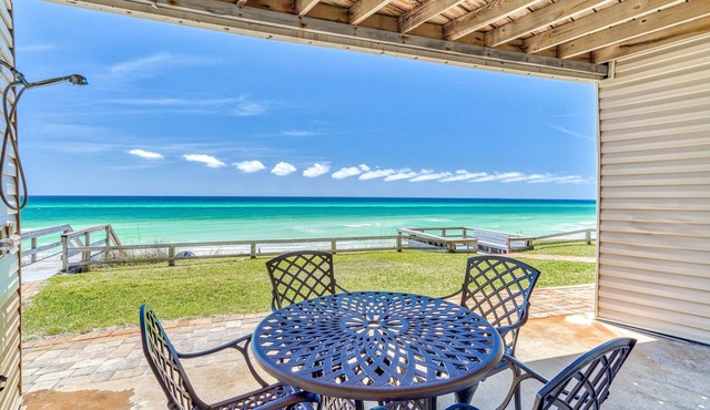 Wake Up to the Waves at this Cozy Gulf-Front Escape Near Alys & Rosemary Beaches